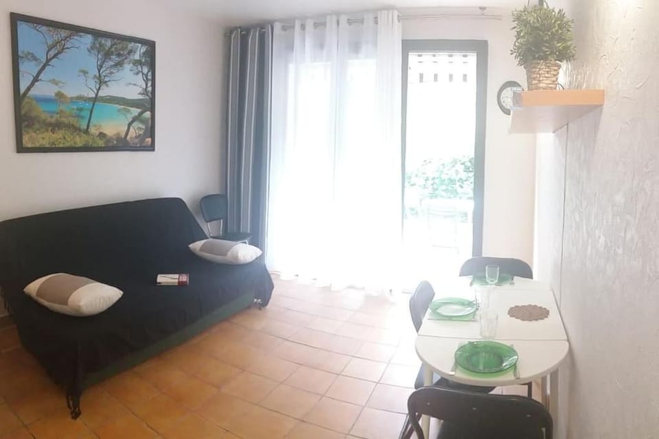 T1 rez de jardin avec grande terrasse – St Aygulf Apartment in Roquebrune-sur-Argens