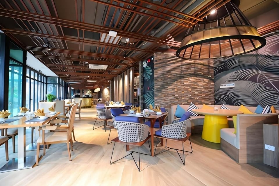 Restaurant/places to eat, Living room, Banquet/Function facilities, Seating area