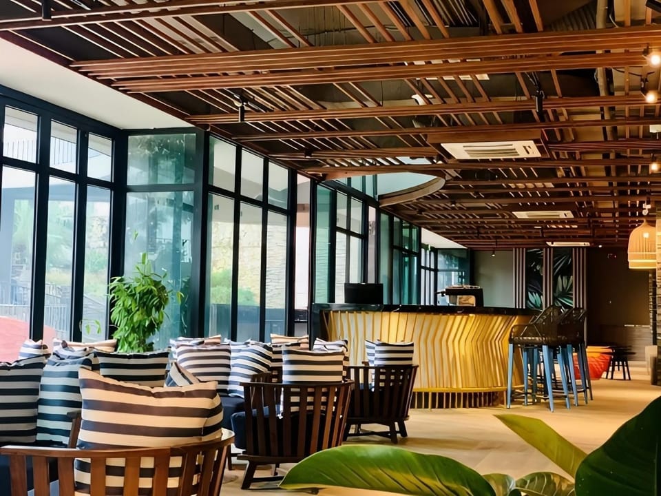Restaurant/places to eat, Living room, Banquet/Function facilities, Seating area