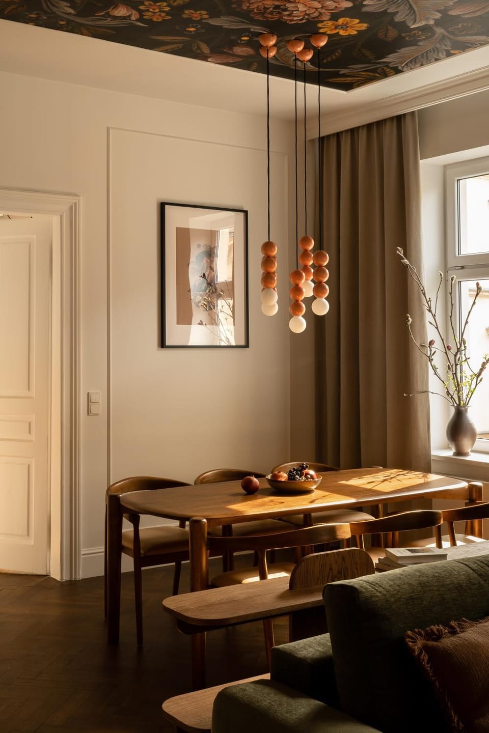Day, Decorative detail, Dining area, internet