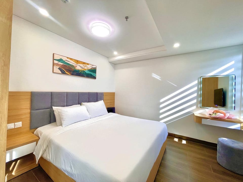 Bed, TV and multimedia, Bedroom