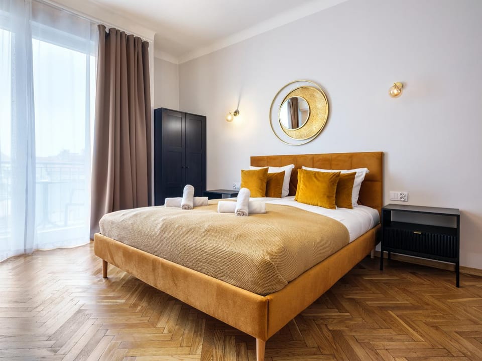 Bed, Day, Decorative detail, Bedroom, internet, locker, towels, wardrobe