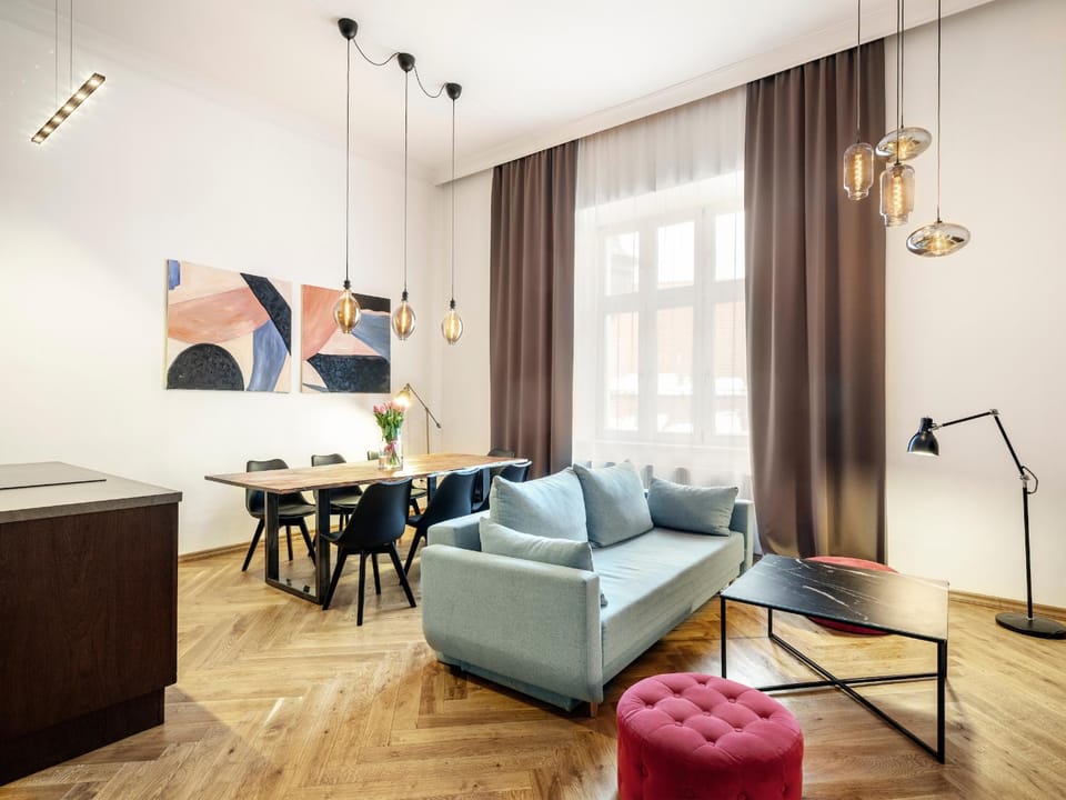 Day, Living room, Decorative detail, Seating area, Dining area, internet