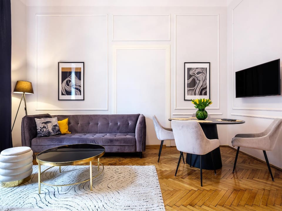 Day, TV and multimedia, Living room, Photo of the whole room, Seating area, Evening entertainment, internet