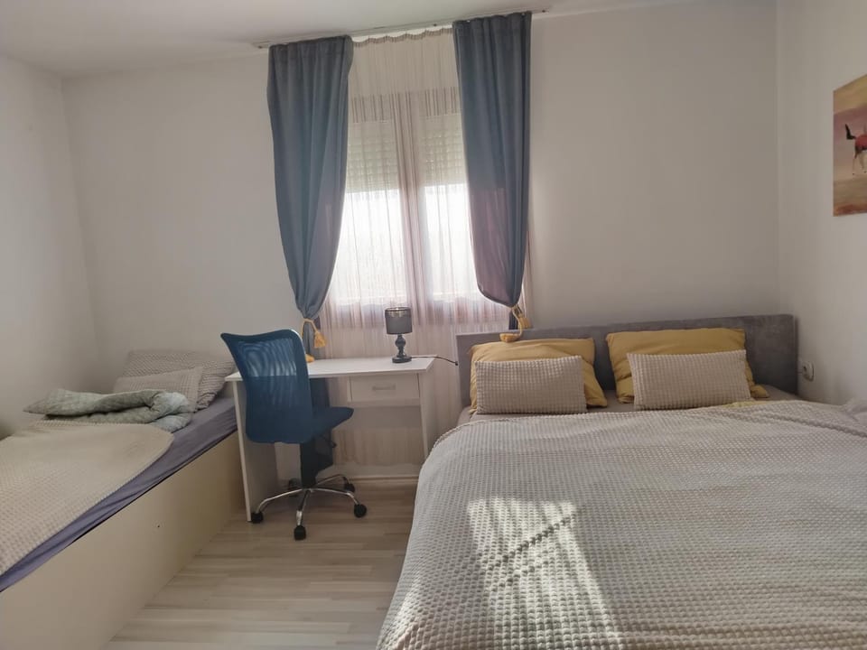 Bed, Photo of the whole room, Seating area