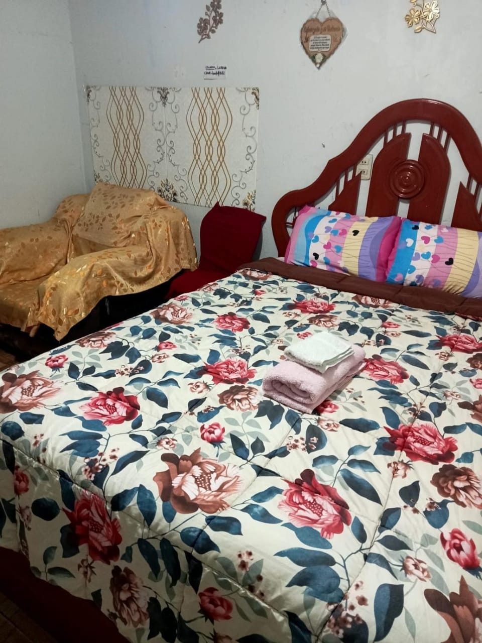 Bed, Photo of the whole room, towels