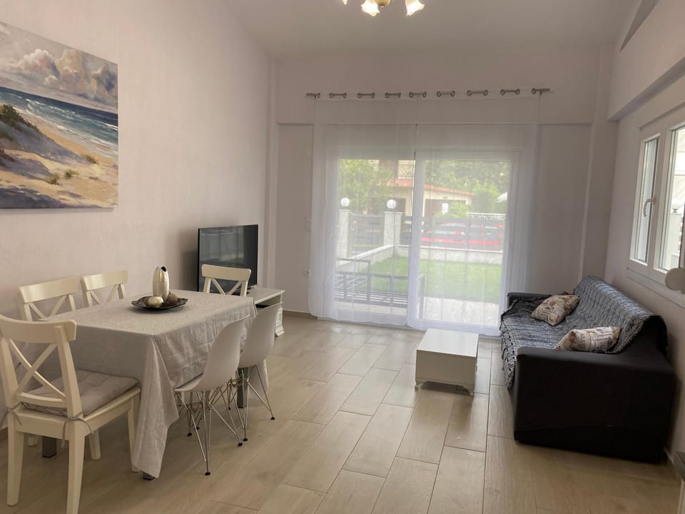 TV and multimedia, Living room, Seating area, Dining area