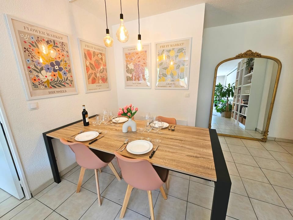 Dining area, Meals