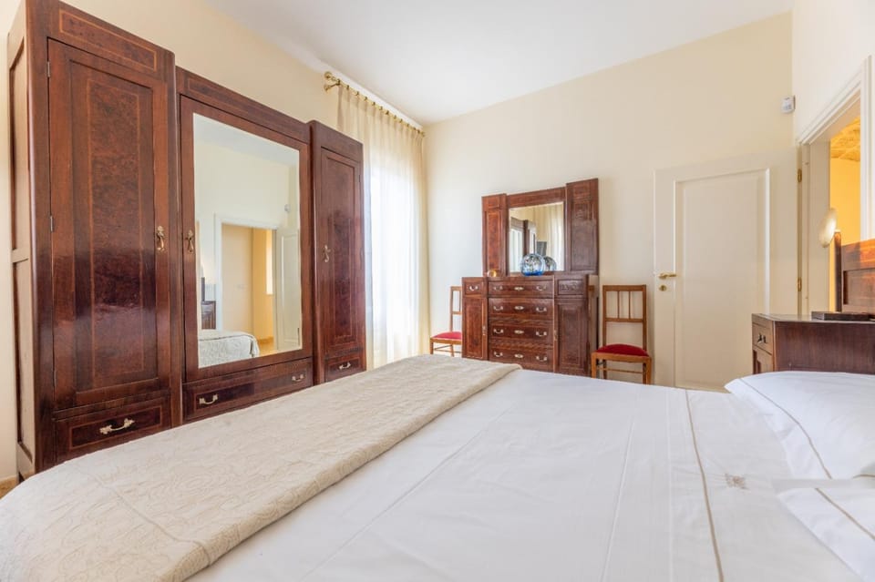Bed, Photo of the whole room, hair dresser, wardrobe