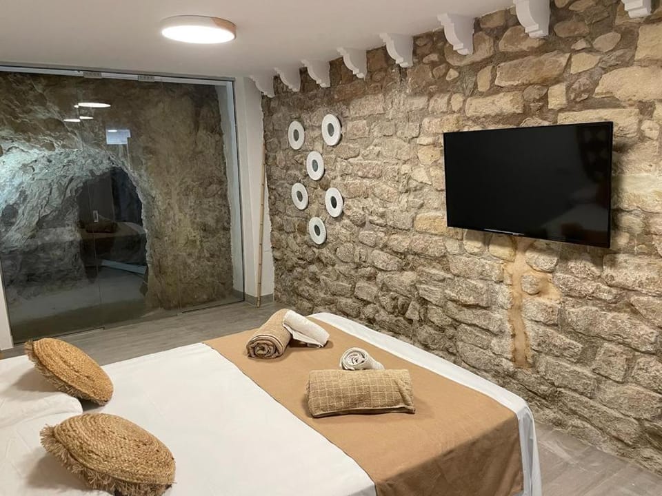 Bed, TV and multimedia, Photo of the whole room, Bedroom, towels