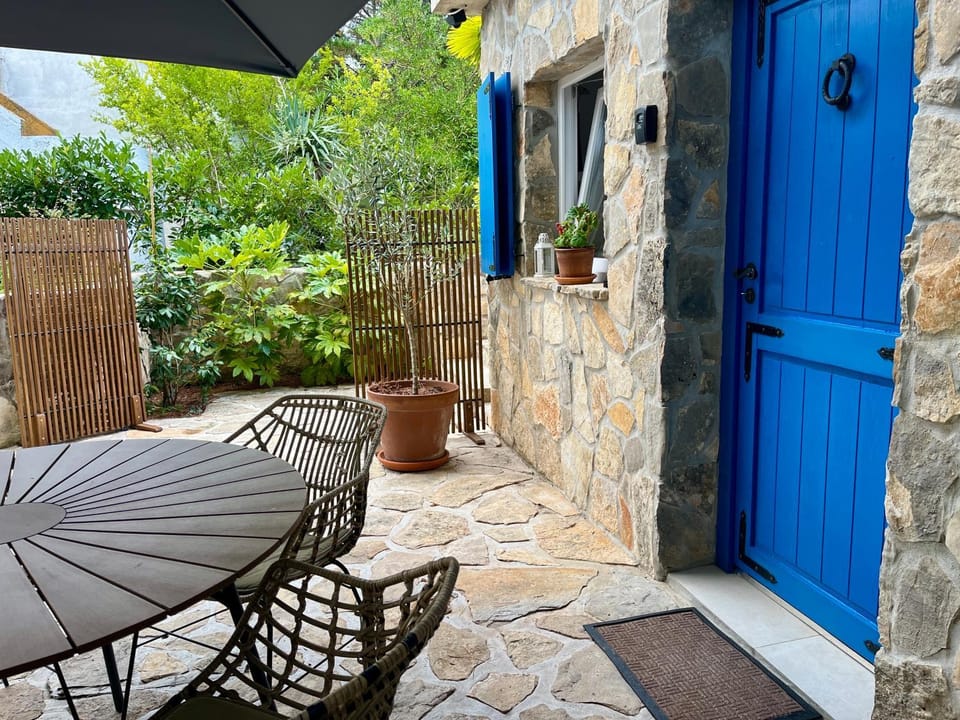 Property building, Patio, Day, Balcony/Terrace, Garden view
