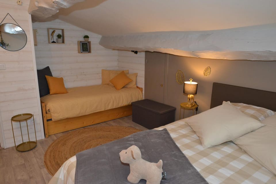 Bed, Photo of the whole room, Bedroom