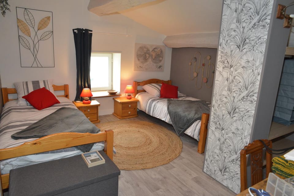 Photo of the whole room, Bedroom
