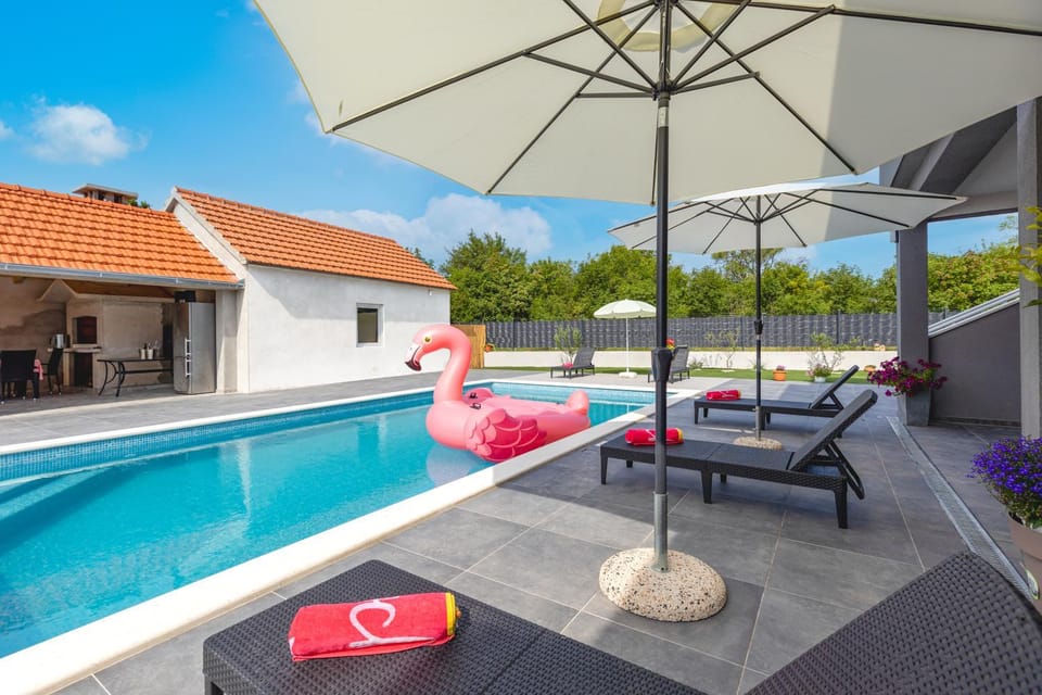 Patio, Day, Swimming pool, sunbed