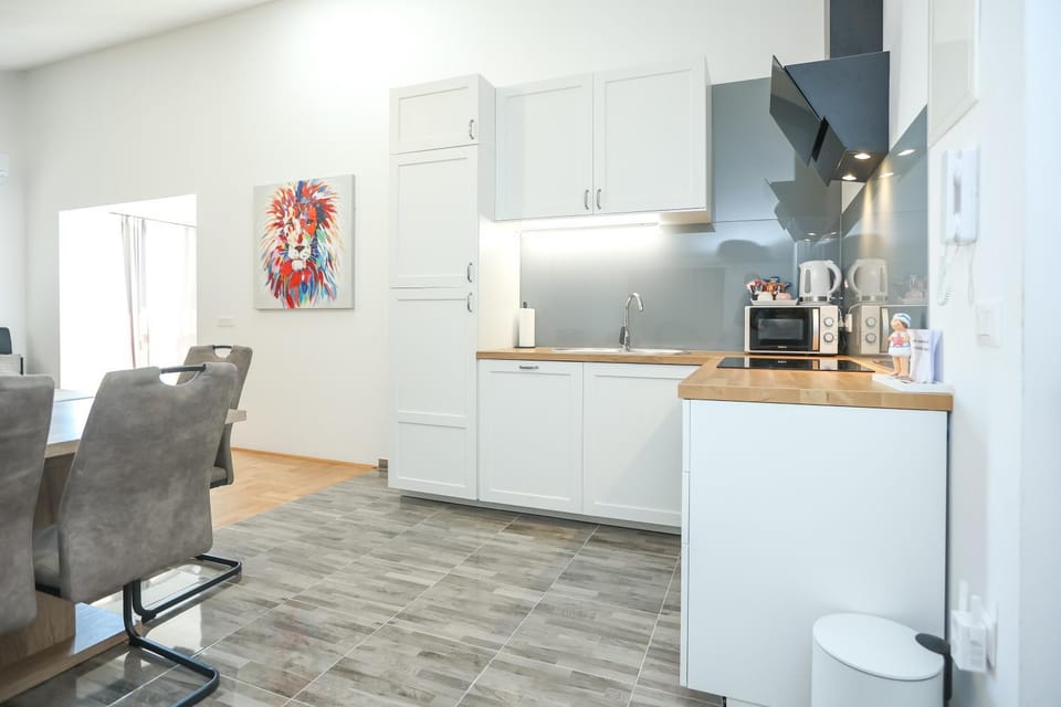 Dining area, minibar