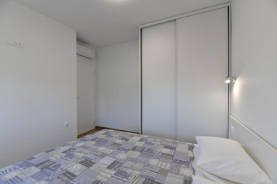 Bedroom, air conditioner