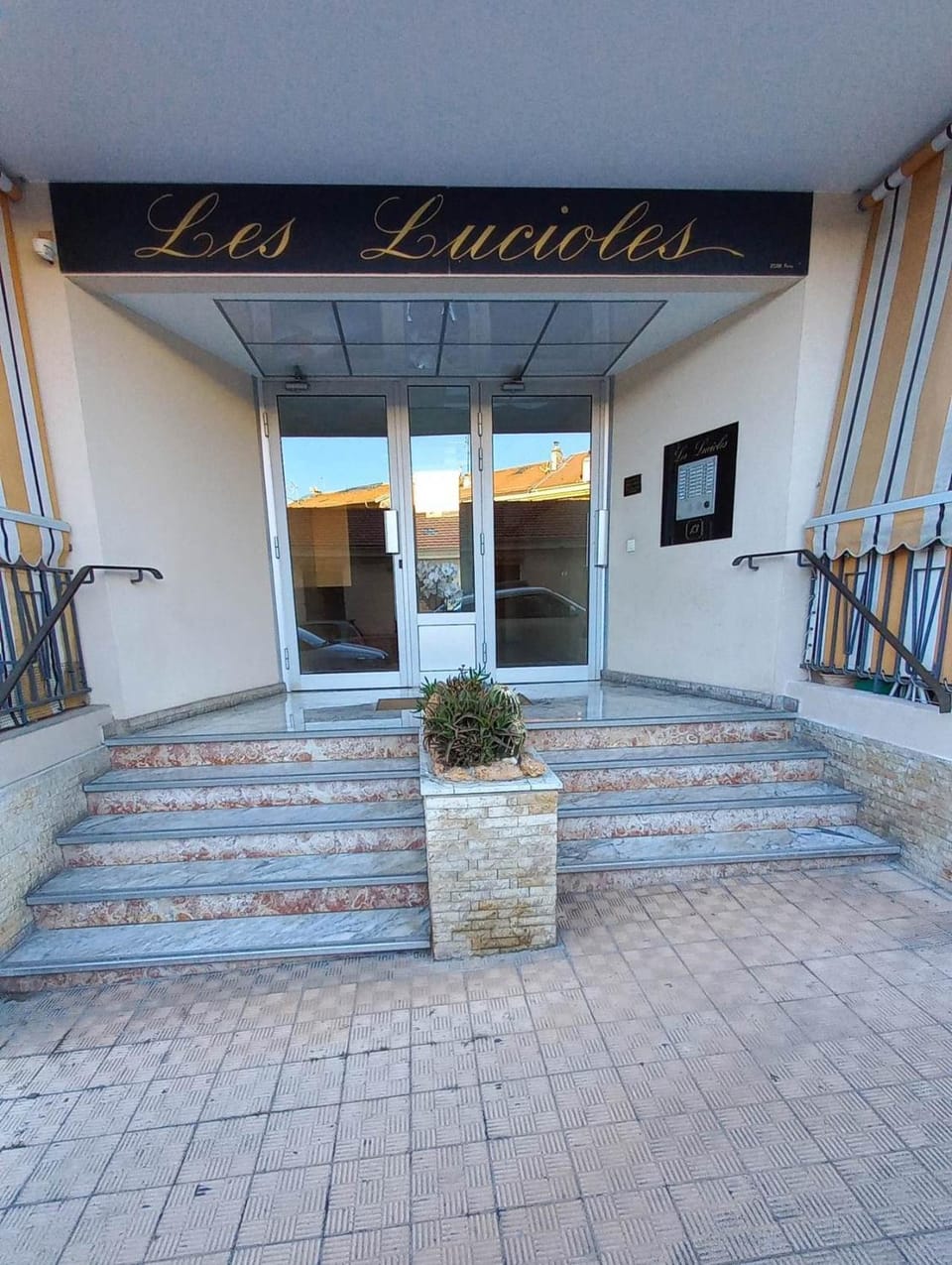 Facade/entrance