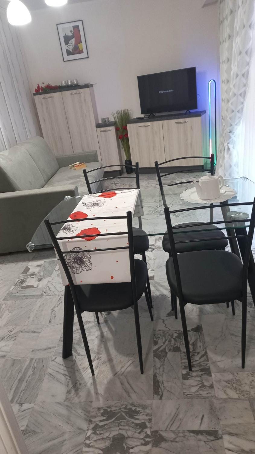 TV and multimedia, Living room, Seating area, Dining area