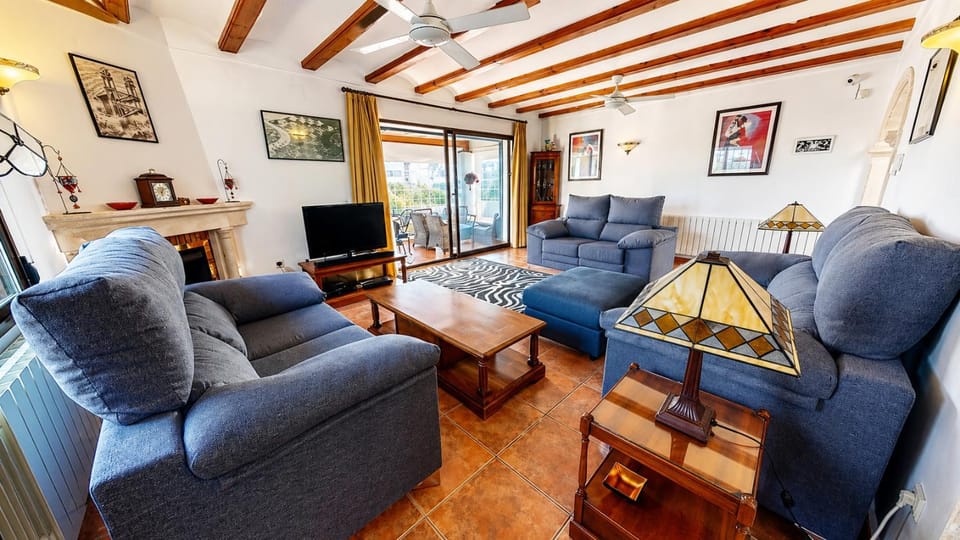 Communal lounge/ TV room, TV and multimedia, Living room, Seating area, fireplace