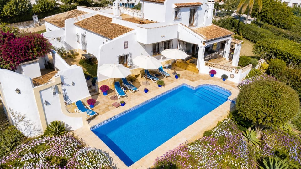 Property building, Patio, Spring, Day, Natural landscape, Bird's eye view, Garden, Garden view, Pool view, Swimming pool, sunbed
