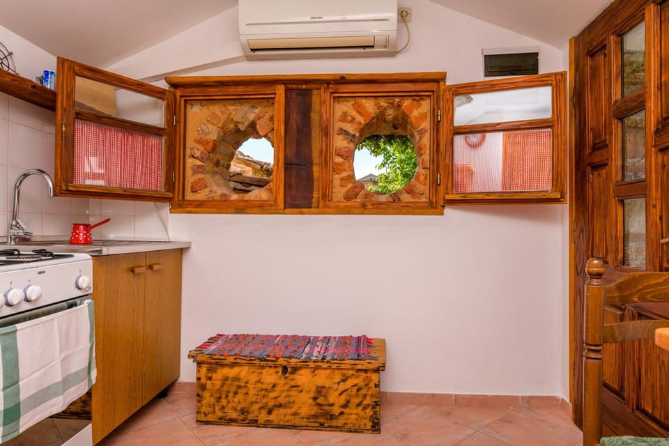 Kitchen or kitchenette, air conditioner