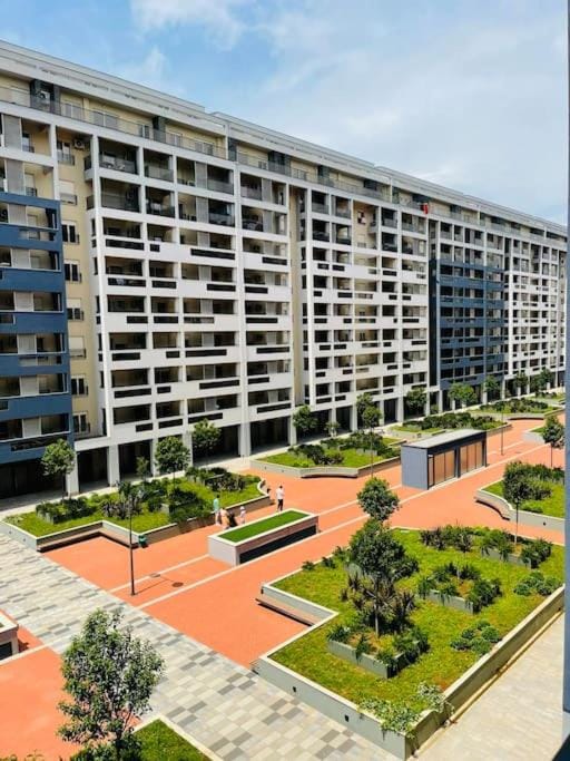 Property building, Day, Garden view, Location