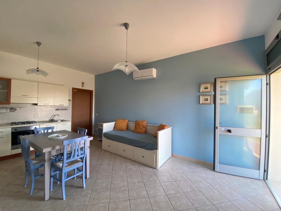 Kitchen or kitchenette, Living room, Seating area, Dining area, pet friendly, stove
