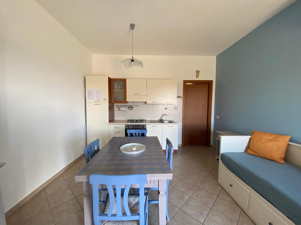 Bed, Kitchen or kitchenette, Living room, Seating area, Dining area, pet friendly, stove