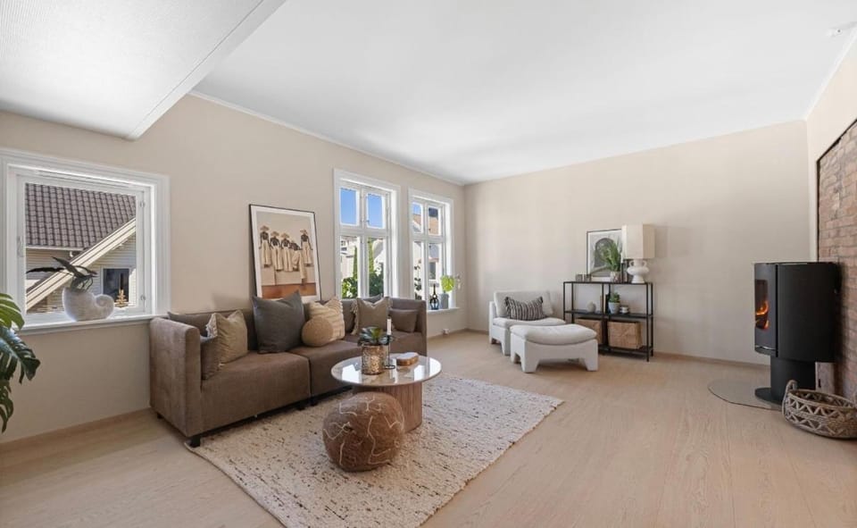 Large & Cozy Stavanger Apt Apartment in Stavanger