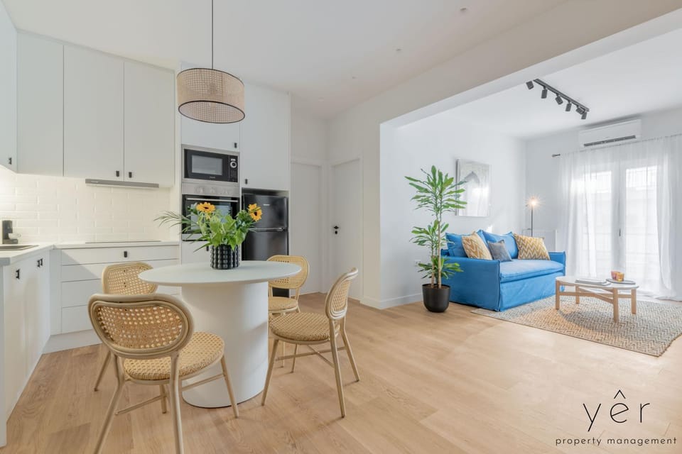 Kitchen or kitchenette, Living room, Seating area, Dining area, minibar, pet friendly