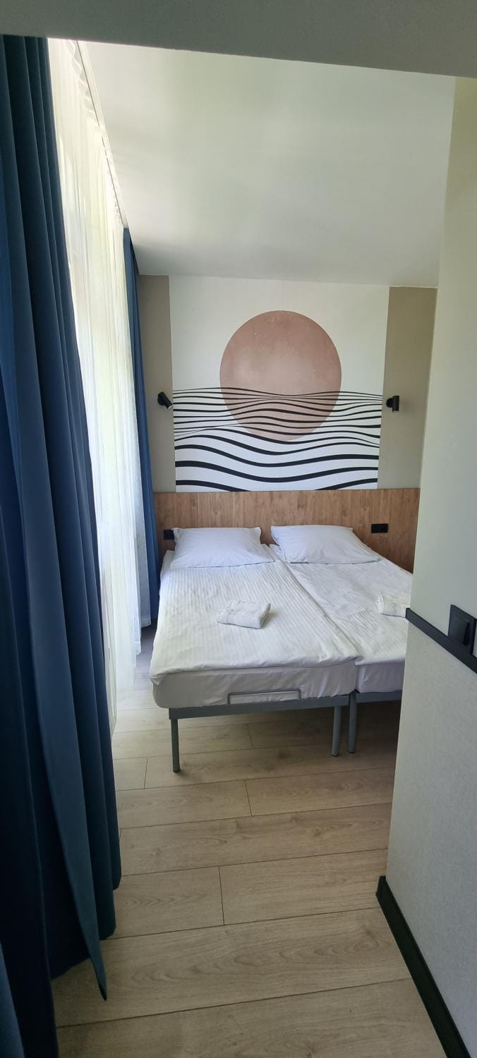 Bed, Bedroom, towels