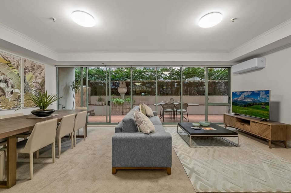 TV and multimedia, Living room, Seating area, Evening entertainment, air conditioner