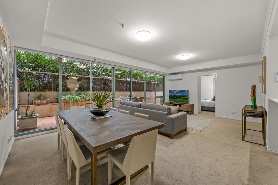 TV and multimedia, Living room, Dining area, Garden view