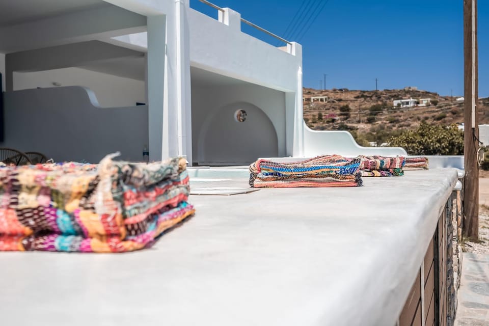 Lareroom 3 Σπίτι μπροστά στη παραλία με μικρή πισίνα House in Kea-Kythnos