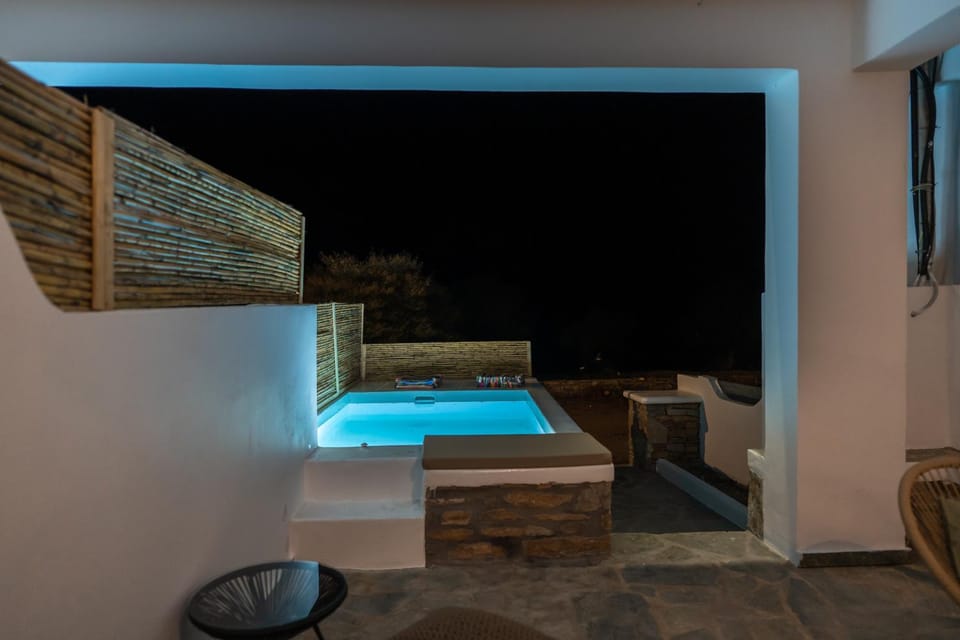 Lareroom 3 Σπίτι μπροστά στη παραλία με μικρή πισίνα House in Kea-Kythnos