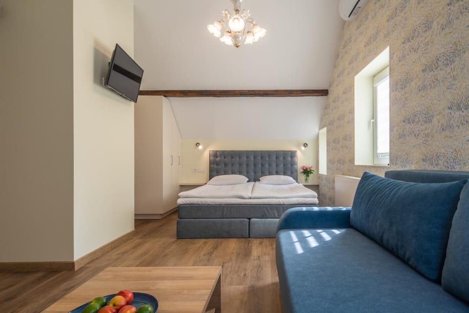 Bed, TV and multimedia, Living room, Photo of the whole room, Seating area, Bedroom
