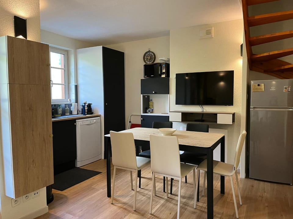 Kitchen or kitchenette, Seating area