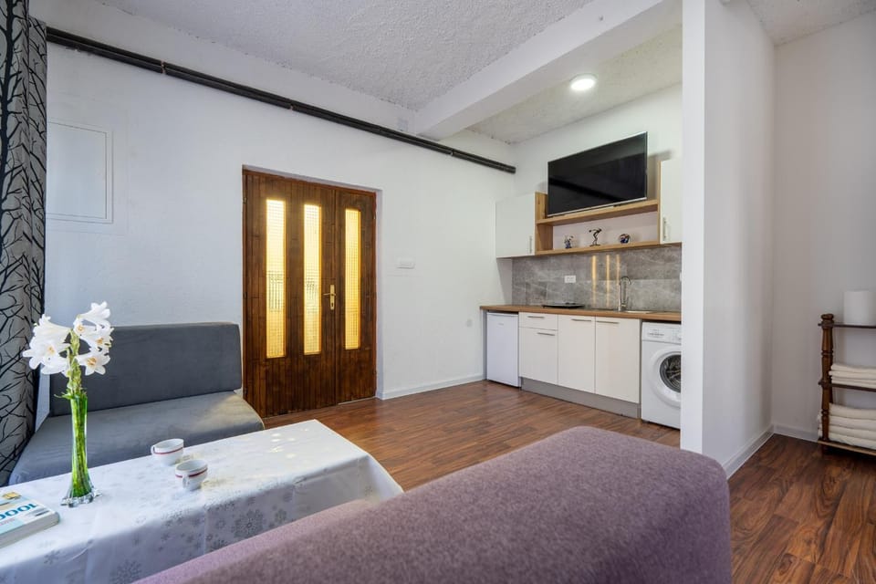 Kitchen or kitchenette, Seating area