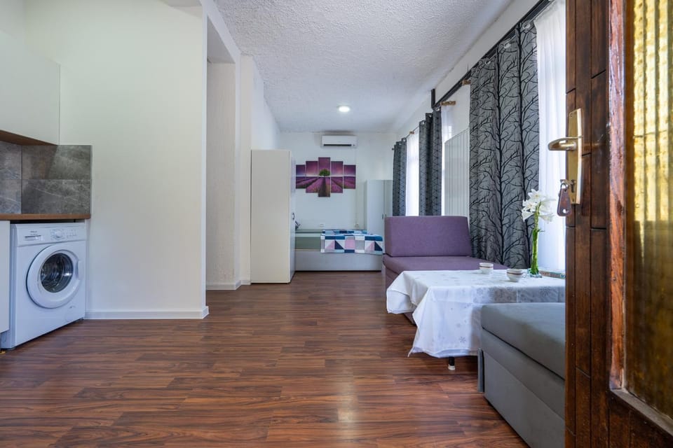 Photo of the whole room, air conditioner