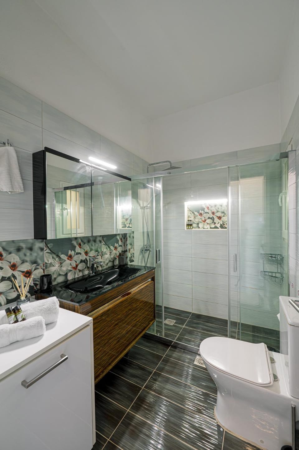 Shower, Toilet, Bathroom, towels