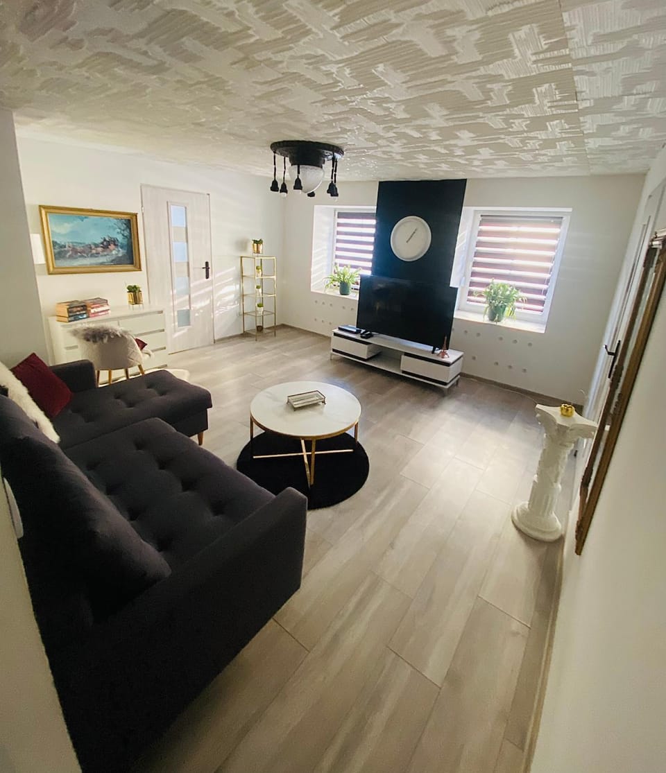 TV and multimedia, Living room, Seating area, Evening entertainment