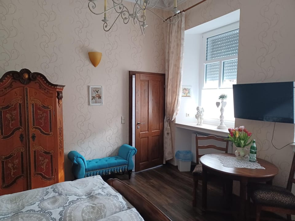 Bed, Photo of the whole room, Seating area, Dining area, Bedroom, wardrobe