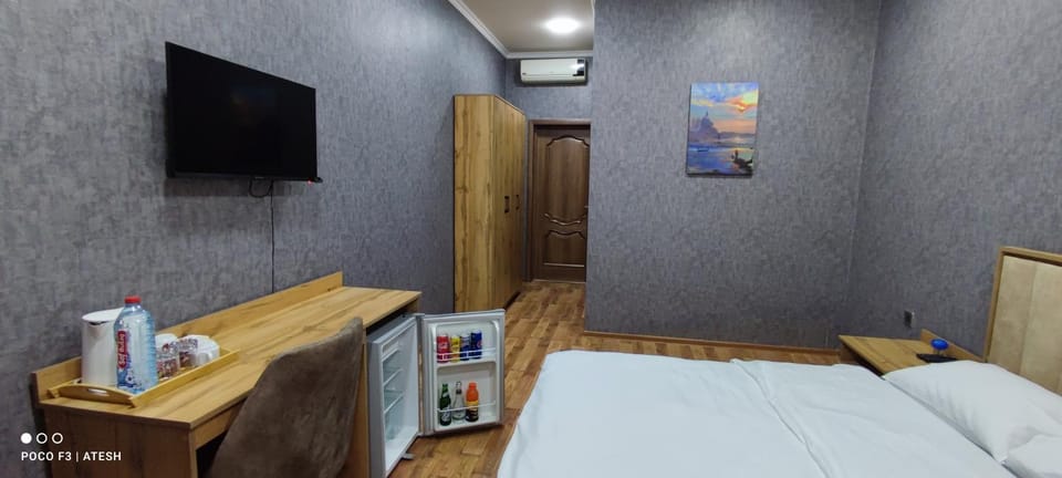Bed, TV and multimedia, Photo of the whole room, Bedroom, hair dresser, towels