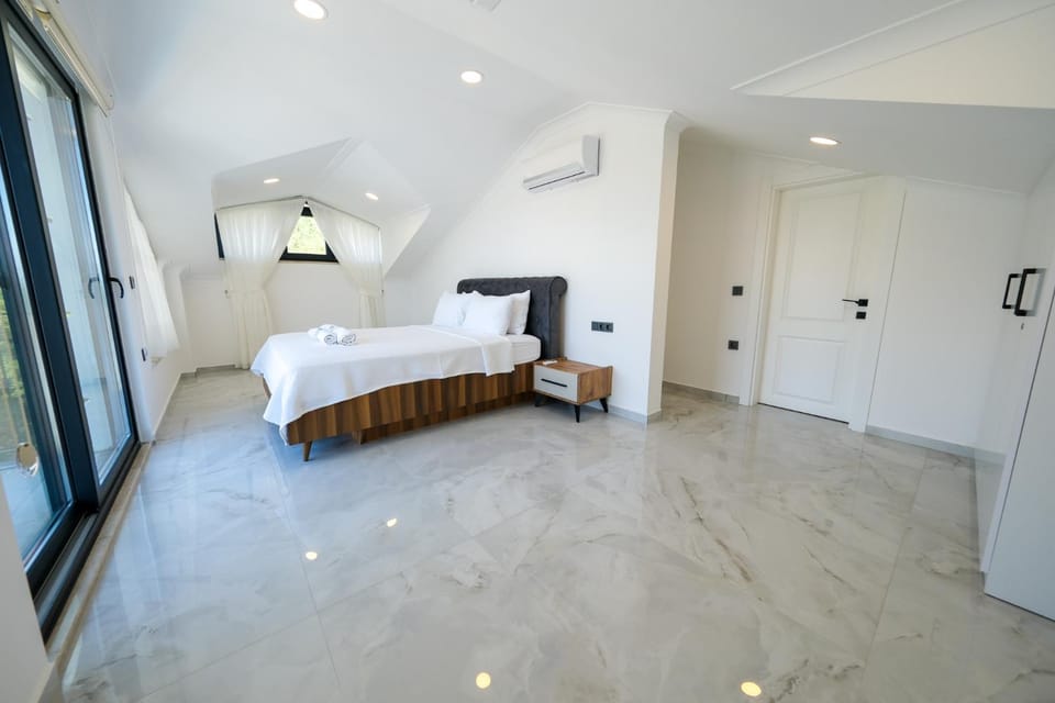 Bed, Photo of the whole room, Bedroom, air conditioner