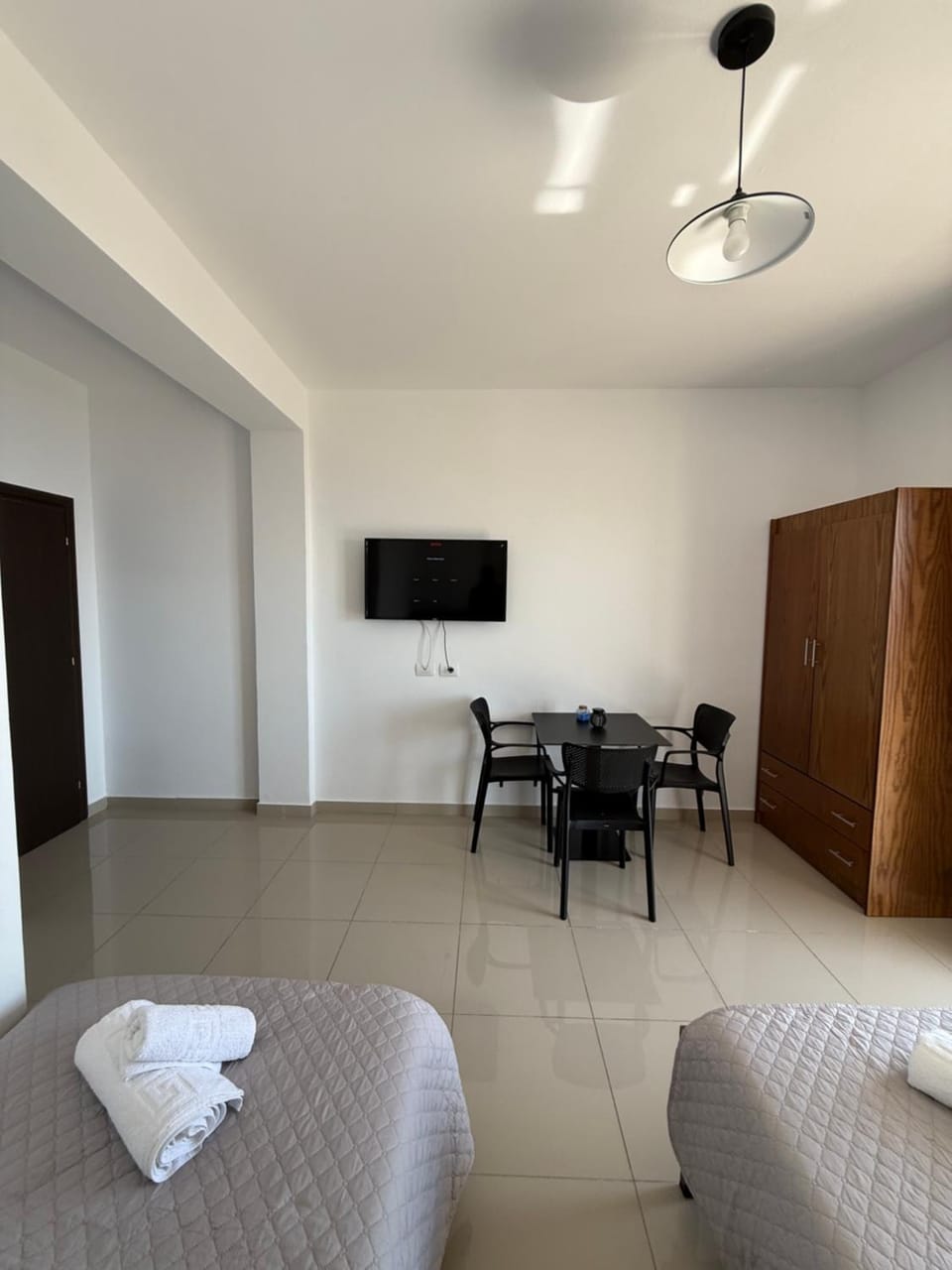 Bed, TV and multimedia, Photo of the whole room, towels, wardrobe