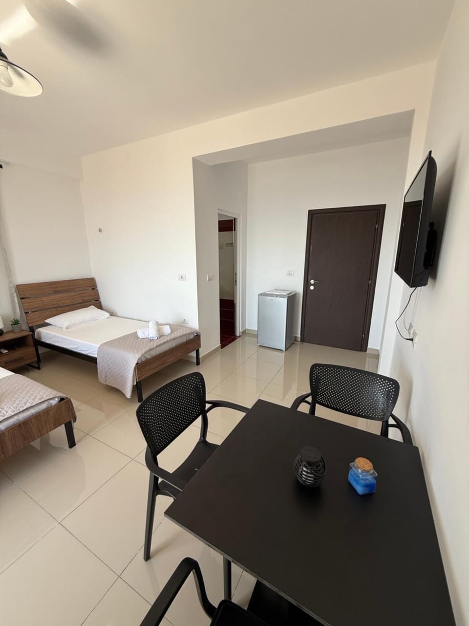 Bed, TV and multimedia, Photo of the whole room, Bedroom
