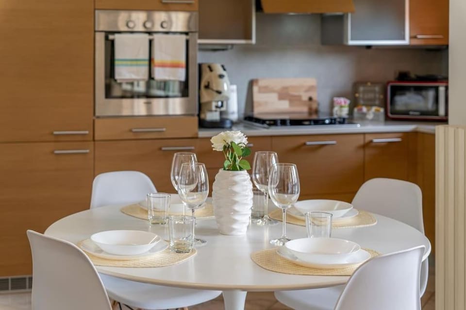 Kitchen or kitchenette, Dining area, minibar, pet friendly, stove