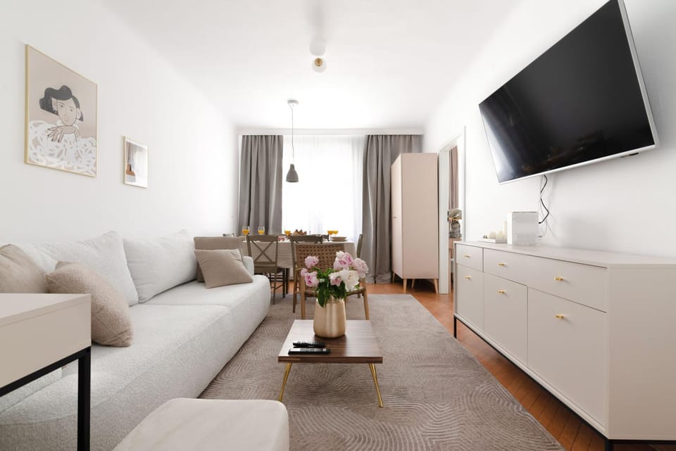 TV and multimedia, Living room, Seating area, Evening entertainment