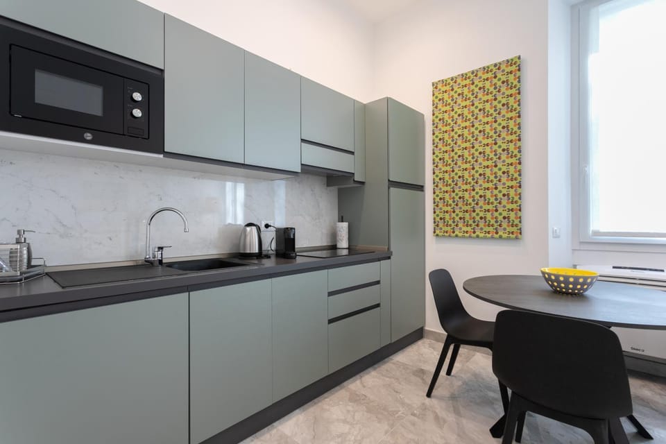 Coffee/tea facilities, Kitchen or kitchenette, Dining area, minibar, stove, toaster