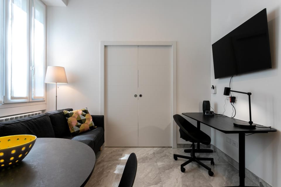 Communal lounge/ TV room, TV and multimedia, Living room, Seating area, hair dresser